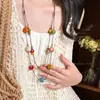 Collar de cuentas de corazón colorido estilo étnico para mujer, diseño de nicho, estilo largo con sensación de alta gama, cadena para la clavícula de doble capa de cuerda trenzada marrón