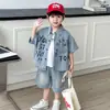 Conjunto de Manga Curta para Meninos 2026 Verão Novo Estilo Coreano Infantil Camisa Shorts Jeans Conjunto de Duas Peças Roupa de Verão Tendência para Meninos
