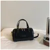 Nova bolsa de boliche outono de 2026, estilosa e com bom acabamento, de ombro único, transversal, bolsa de mão, bolsa Boston acolchoada da moda
