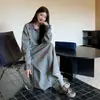 Conjunto de dos piezas para mujer: sudadera estilo universitario de imitación de dos piezas + falda, moderno y a la moda, talla grande, rejuvenecedor, conjunto adelgazante