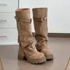 Sin embargo, el nuevo estilo de hebilla de cinturón es moderno y está de moda, popular entre las celebridades de internet.. Estas botas de moda para mujer hasta la rodilla cuentan con un tacón grueso y un diseño cómodo para 2026