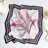Bufanda Nueva de Verano Estampada con Flores de Seda Cuadrada Pequeña de 70 cm Sencilla Versátil Protector Solar Bufanda Profesional para Mujer