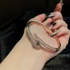 Pulsera de Diamantes Completos del Año de la Serpiente Modelo Nuevo Pulsera Abierta en Forma de Serpiente Estilo Europeo Lujo Ligero Diseño de Serpiente Oro Rosa