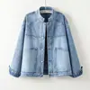 Foto real de una chaqueta vaquera de color liso, lavada en azul, para mujer, con un estilo retro, holgado, casual, cuello mao y de corte corto, estilo primavera/otoño