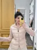 Versión Auténtica en Stock, Modelo Nuevo 2025 de la Marca m de Alta Calidad, Chaqueta de Plumas para Mujer con Bolsillo de Punto Patchwork, Moderna y Versátil