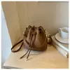 Bolsa de mão retrô moderna transfronteiriça para mulheres, nova bolsa tipo balde estilosa de alto valor, bolsa de ombro e transversal versátil de nicho