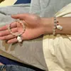 Nueva pulsera de esmalte de mariposa femenina ins nicho lujo ligero Mori azul marino cuentas de colores craqueladas hielo pulsera de amigas al por mayor
