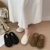 Sandalias de slip-on versátiles de nuevo estilo con lunares, cómodas para ir al trabajo, 2026, puntera redonda, estilo verano francés, medias zapatillas antideslizantes para mujer, estilo Birkenstock