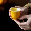 Taza de Té de Cerámica con Peonías Pintadas a Mano en Amarillo Limón, Color Bajo Esmalte, Juego de Té Kung Fu Completamente Pintado a Mano, Taza Individual para Uso Doméstico