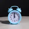 Despertador de Dibujos Animados Habitación Mesita de Noche Despertador Pequeño Estudiante Doble Campana Decorativo Pequeño Reloj de Escritorio Sala de Estar Digital de Plástico con Alarma
