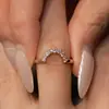 Anillo Abierto Geométrico de Zirconia con Diseño de Cuadrados tipo Ins, Apilable, con Acabado de Alta Gama, Juego de Anillos Versátil para el Dedo Índice