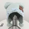 Balaclava de alta qualidade em pelúcia de urso fofa com pompom e orelhas para mulheres, quente e versátil para outono e inverno, proteção para as orelhas