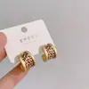 Brincos Retro com Gotejamento de Óleo em Liga Metálica Estampa de Leopardo em Formato de C Galvanizados a Ouro 18K para Mulheres Estilo Europeu e Americano Luxo Acessível Brincos Elegantes de Alta Qualidade