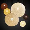 Designer nórdico da Holanda cria um lustre de sala suspenso com bolas de cânhamo e uma luz circular em formato de lua para o poço do elevador