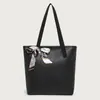 Bolsa Tote para Mulheres 2025 Moda Tendência Bolsa de Mão Simples Decoração com Lenço de Seda Bolsa de Ombro Bolsa de Braço Dropshipping