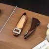Sapatilhas Quadradas Francesas Femininas 2026 Novas Versáteis Strass Aumento de Altura Oculto Baixo Corte Sapatos para o Trabalho Sapatos Individuais Sapatos Femininos Plus Size