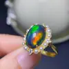 Anel de Opala Negra Natural Puro e Super Bonito com Cor de Fogo Completa e Pele Extra Clara. A Pedra Principal é de 10X14mm