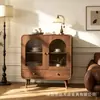 Cristaleira vintage na cor nogueira com portas de vidro arqueadas e múltiplas gavetas, adequada para sala de estar ou escritório, para guardar livros e itens decorativos