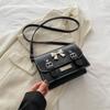 Bolso cuadrado pequeño de cartero de alta gama para mujer, nuevo bolso de hombro de moda 2024, bolso cruzado multiusos para comercio exterior transfronterizo.
