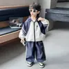 2073 Conjunto Deportivo para Niños Otoño 2026 Nuevo Estilo Coreano Moda Chaqueta y Pantalones Conjunto de Dos Piezas para Niños Primavera y Otoño