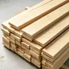 La madera de ingeniería de 30x50x4000 mm se puede utilizar para la construcción de marcos de soporte, con patrones de veta de madera.