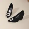 Zapatos de Salón de Tacón de Cuña con Puntera Puntiaguda y Hebilla Cuadrada de Alta Gama con Pedrería de Estilo Francés, Muy Vendidos con Faldas, Nuevo Estilo Verano 2026