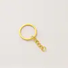 Llavero color dorado con mosquetón, anillo plano con forma de cuerno de oveja, cadena de cuatro eslabones y llavero con mosquetón