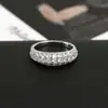 Anillo geométrico de lujo ligero con incrustaciones densas de circonita, súper brillante, diseño minimalista de alta gama de nicho, adecuado para apilar, añade un sentido de ambiente
