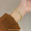 Nuevo Estilo Chino Vintage Pulsera de Flor de Durazno Serpiente Diseño de Nicho Femenino Estilo Exquisito Único Versátil Regalo Joyería de Mano