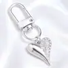 Lujo Ligero Chapado en Oro Full Diamante Charm Hebilla en Forma de D Colgante Hueco en Forma de Corazón Accesorios para Bolsos Llaves Fábrica Stock Mayorista