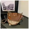 La popular bolsa tejida tipo dumpling para mujer de este año es el nuevo bolso de hombro simple de moda 2026, un bolso cruzado de nicho estilo coreano