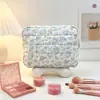 Fornecido diretamente pelo fabricante, nova bolsa de maquiagem xadrez acolchoada com estampa floral de borboleta, bolsa de armazenamento de higiene pessoal de viagem portátil de grande capacidade