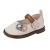 Moda Nova Primavera e Outono Sapatos de Bebê Retro Florais para Caminhar 1-3 Anos Menina Solado Macio Sapatos Pequenos de Couro Princesa Sapatos Individuais