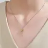 Collar con Colgante de Figuras Abrazándose para Hombres y Mujeres Regalo Emocional y Significativo para el Día de la Madre el Día del Padre o Ocasiones Especiales Collar de Pareja Abrazándose Tono Plateado Cadena de 50 cm Incluida