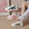 Tênis casuais de couro com cadarço estilo Forrest Gump para mulheres, versátil e estiloso, com design color-block, uma nova coleção de outono para 2026, com um toque retrô