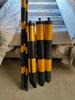 Tubo de advertência refletivo de bainha de cabo amarelo e preto, poste de proteção de cabo oblíquo, sinal de advertência de proteção de cabo vermelho e branco