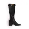 Botas de montaria com salto grosso no mesmo estilo de Zhang Yuanying para mulheres, apresentando fivelas douradas, design de meio zíper e comprimento até o joelho, com bico quadrado e corte justo.
