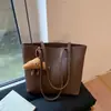 Bolso Tote Sencillo de Gran Capacidad para Viajes Diarios para Mujer 2025 Invierno Nuevo Estilo Lujo Accesible Color Contrastante Estilo Extranjero Exquisito Bolso de Hombro Único