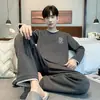 Pijama de invierno para hombre en stock, estilo nuevo, pijama acolchado de algodón al aire, casual, alta calidad, manga larga, adecuado para usar afuera como ropa de estar.