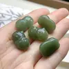 Jade Hetian Natural Gato Acostado Accesorio Pequeño, Material Qinghai Jade Verde y Blanco Agujero Pasante Gato Adorno de Jade para Hacer Manualidades