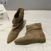 Botines de punta afilada estilo vintage con pliegues y tacón oculto, con una abertura en forma de V para un efecto adelgazante, perfectos para un look moderno y de piernas cortas.