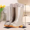 Botas de chuva de cano alto, sapatos impermeáveis, capas de sapato de borracha, comprimento da moda até o meio da panturrilha, forradas com fleece para aquecimento, tamanho adulto, antiderrapantes, adequadas para uso na cozinha no verão