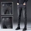 Jeans negros y grises de alta gama para hombre de Hong Kong, nuevos pantalones largos casuales ajustados elásticos de otoño e invierno 2026, modernos
