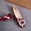 Zapatos Planos para Mujer 2025 Otoño Nuevos Zapatos Planos de Charol Charol Versátil Pedrería Boca Baja Suela Suave Zapatos Tipo Frijol Zapatos Rojos para Boda