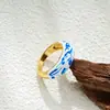 Anillo Estilo Retro Simple Transfronterizo Europeo y Americano Electrochapado al Vacío en Oro de 18K Incrustado con Circonitas de Colores y Esmalte de Porcelana Azul y Blanca
