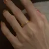 Anillo Dorado Brillante de Zirconia Estilo Francés para Mujer, Anillo de Banda Lisa Ultradelgada, Lujo Ligero, Sensación de Alta Gama, Diseño de Nicho, Anillo para el Dedo Índice