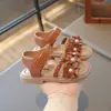 Sandálias Infantis 2025 Verão Novas Sola Macia Sapatos de Princesa Sapatos de Praia para Meninas Sapatos de Bebê Sandálias para Crianças Pequenas e Médias Estudantes