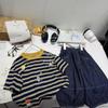 Conjunto de Duas Peças Tendência Verão 2025 Novo Estilo Europeu Camiseta Estampada com Listras Pretas Jeans Fino de Três Quartos Versátil