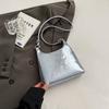 Bolsa de Mão Pequena Prateada da Moda deste Ano para Mulheres, Novo Modelo 2026, Alta Qualidade, Estilosa, Versátil, Bolsa de Ombro Cruzada Estilo Balde