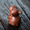 Mascota de té de arcilla púrpura Zodiac Buey Figura pequeña Escultura hecha a mano Dahongpao Juego de té Accesorio para mesa de té Artesanías Cerámica Se puede usar para guardar té